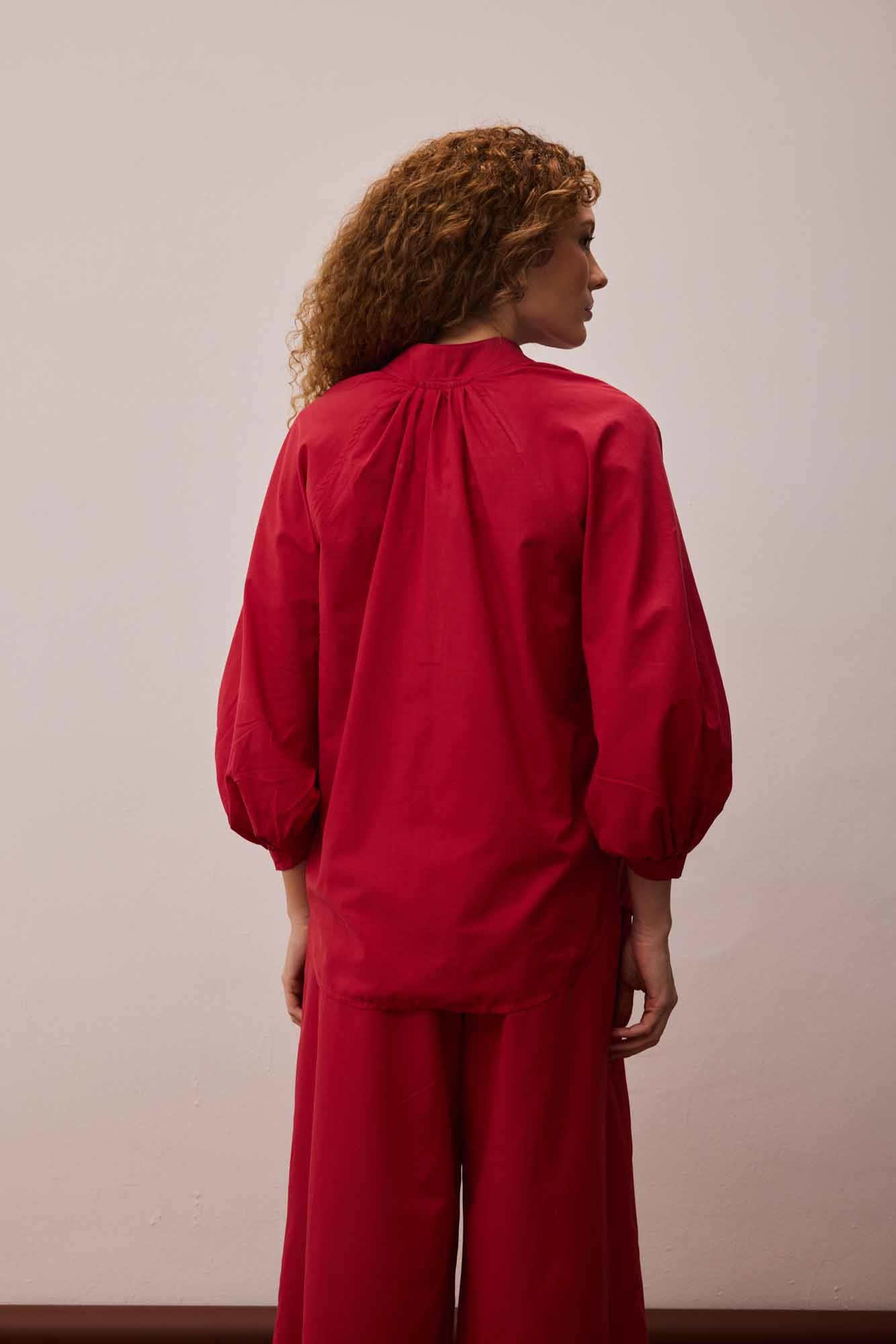 Blusa Pregas Punho Vermelho