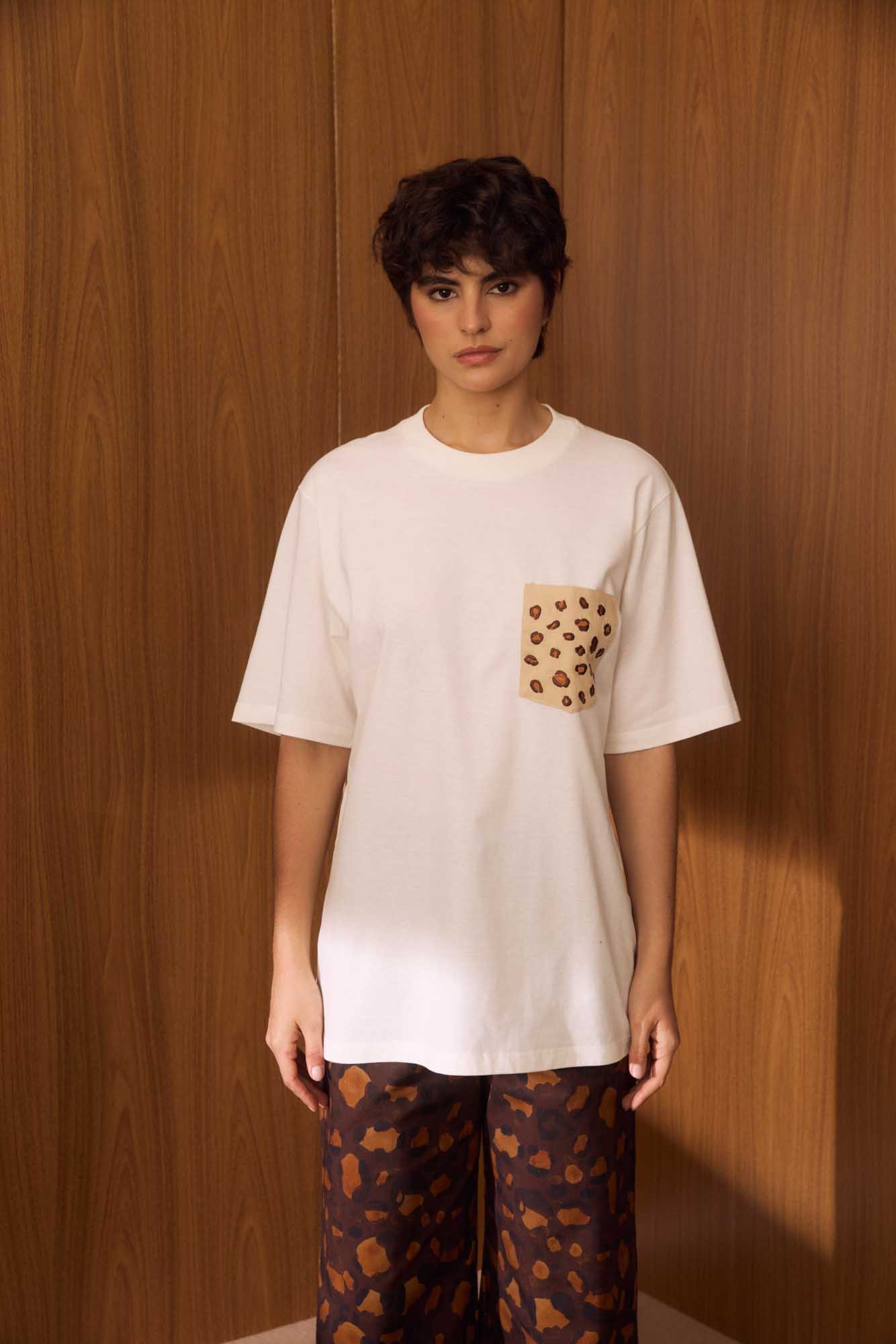 Tshirt Bolso Bordado Onça