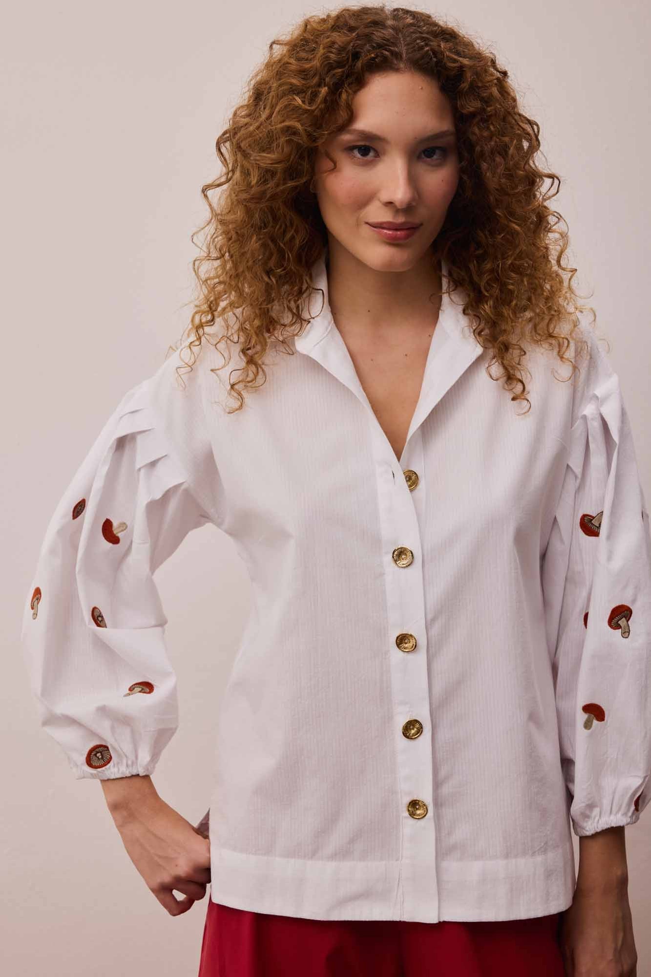 Camisa Bordada Funghi + Calça Maxi Barra Vermelha + Cinto Funghi