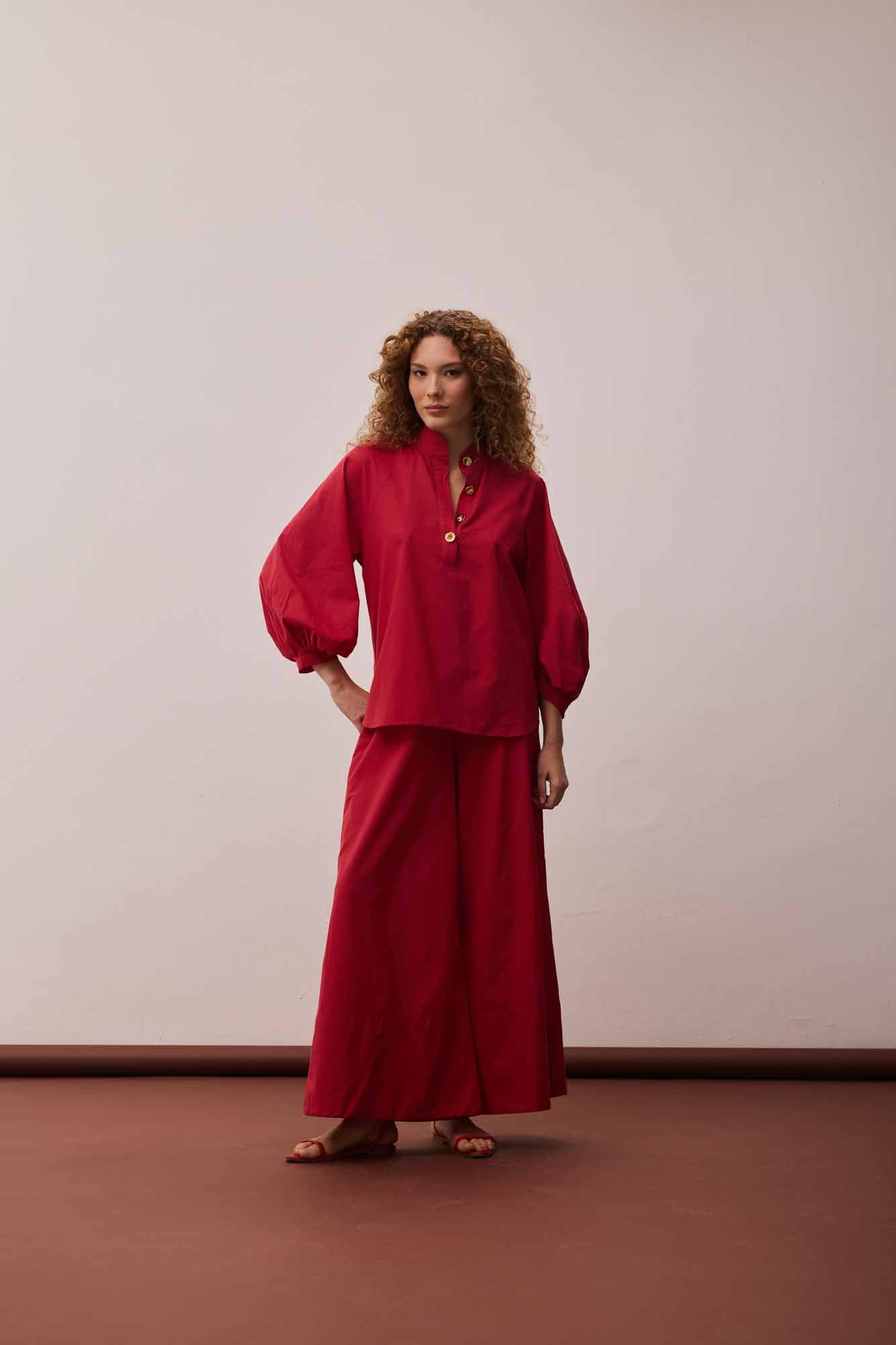 Blusa Pregas Punho Vermelho +  Calça Maxi Barra Vermelha + Lenço Sapari