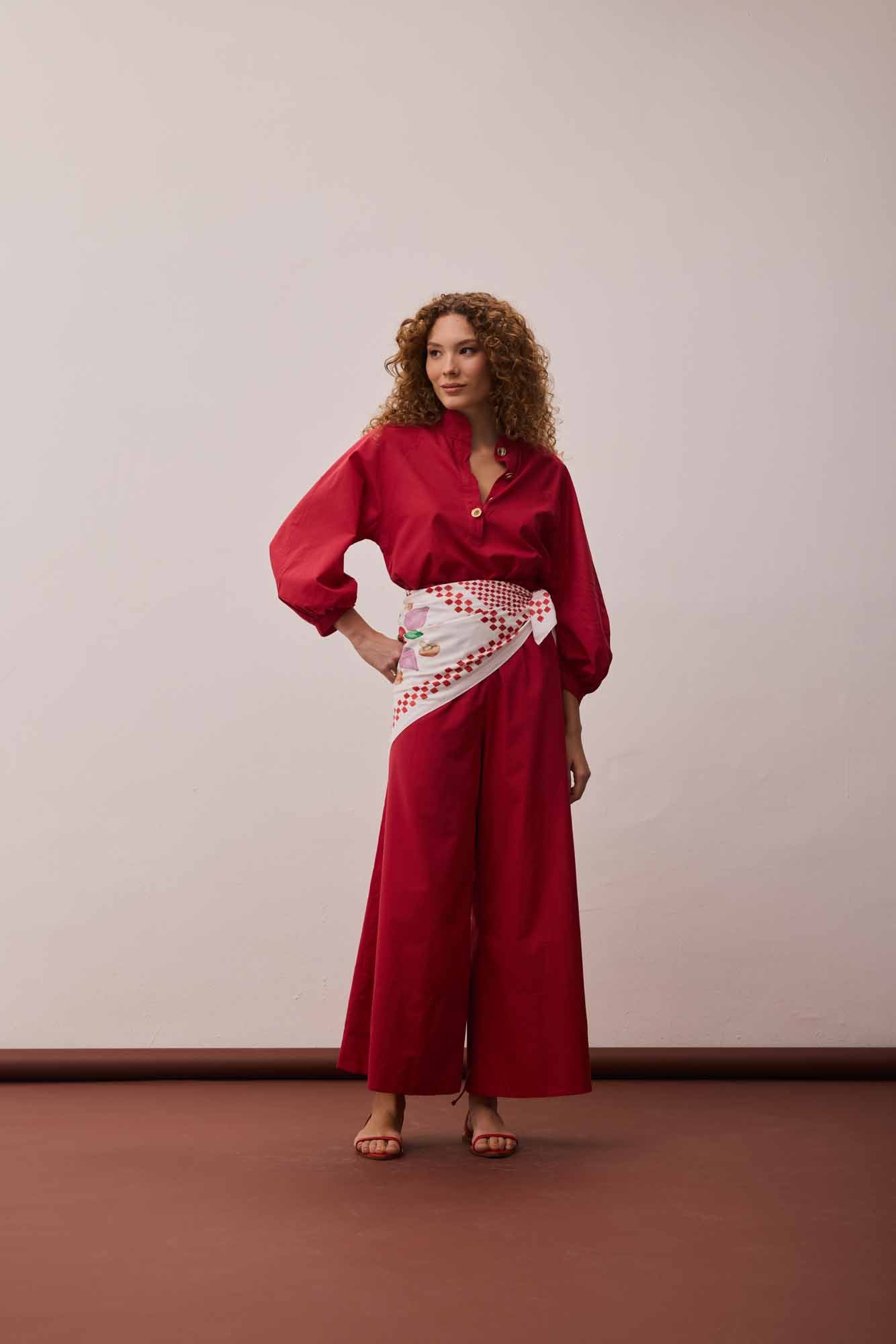 Blusa Pregas Punho Vermelho +  Calça Maxi Barra Vermelha + Lenço Sapari