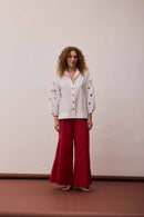 Camisa Bordada Funghi + Calça Maxi Barra Vermelha + Cinto Funghi