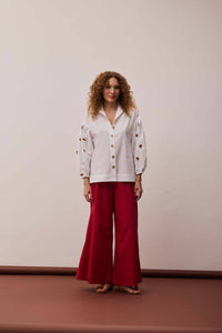 Camisa Bordada Funghi + Calça Maxi Barra Vermelha + Cinto Funghi