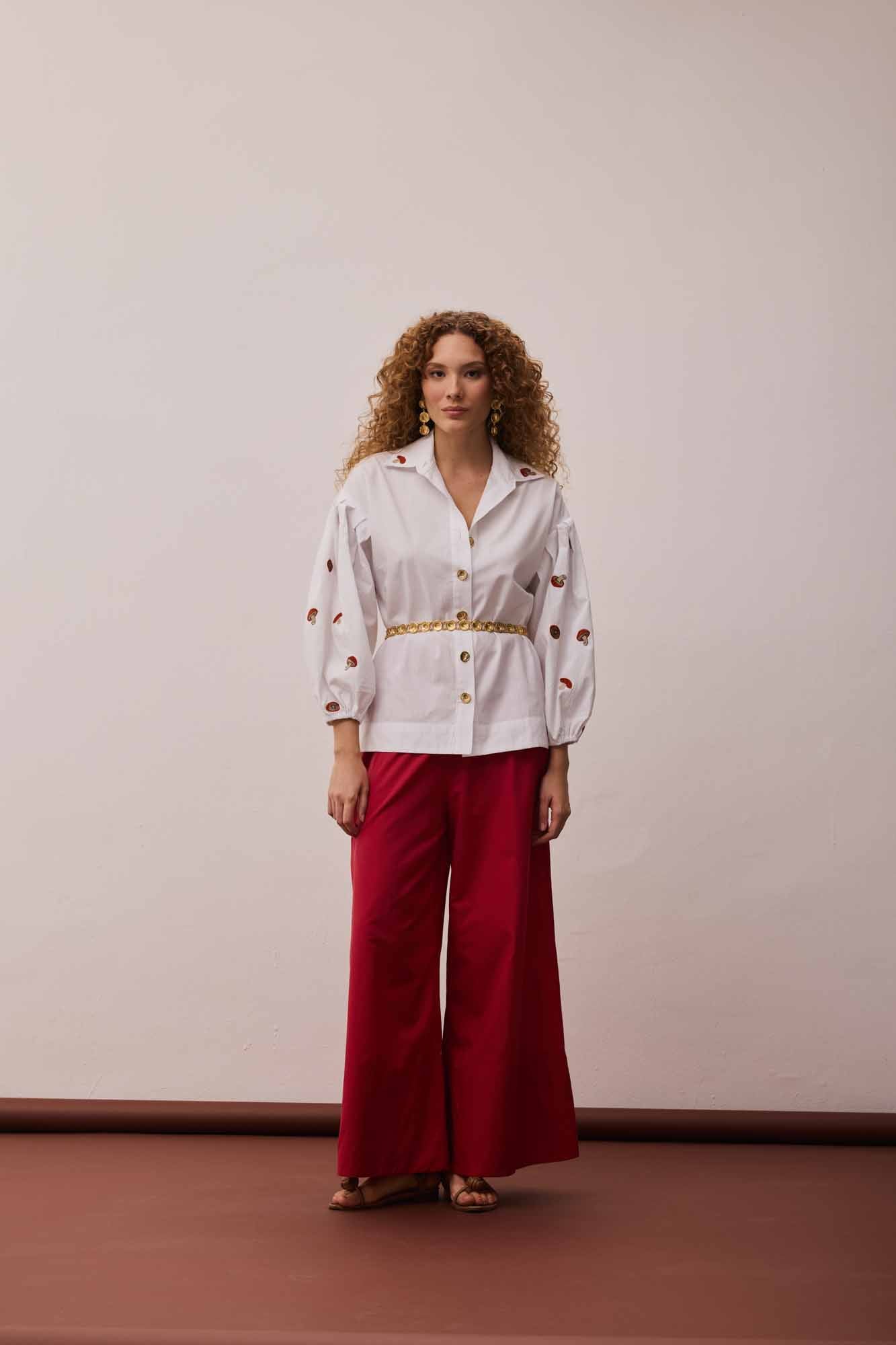 Camisa Bordada Funghi + Calça Maxi Barra Vermelha + Cinto Funghi