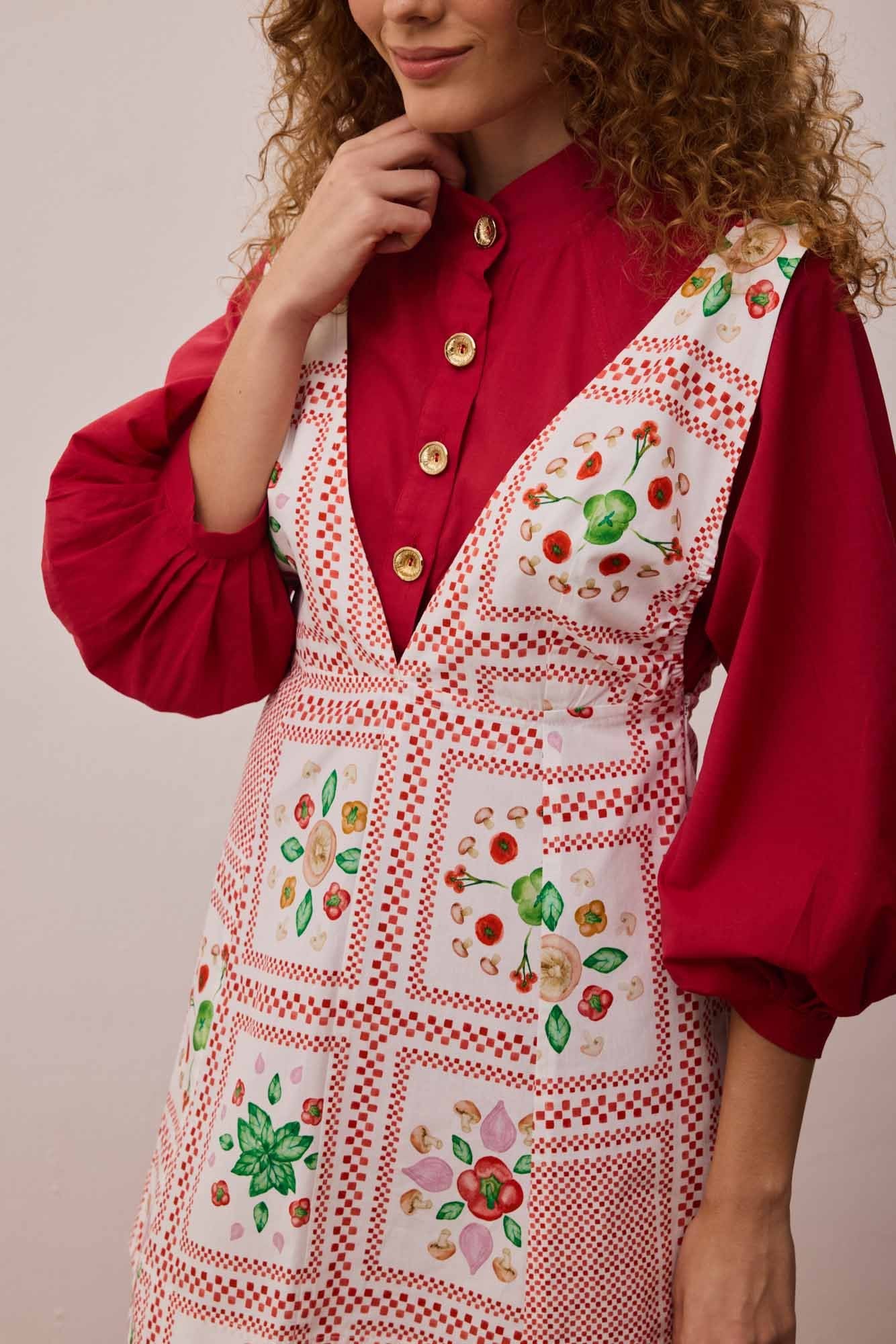 Blusa Pregas Punho Vermelho + Vestido Jardineira Curto Sapori