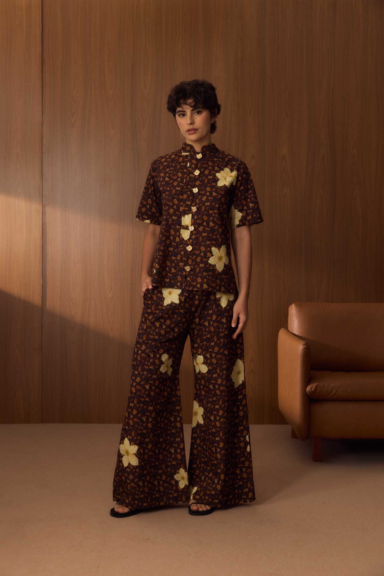 Camisa Gola Padre + Calça Pantalona Onça Floral