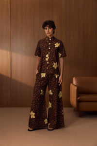 Camisa Gola Padre + Calça Pantalona Onça Floral