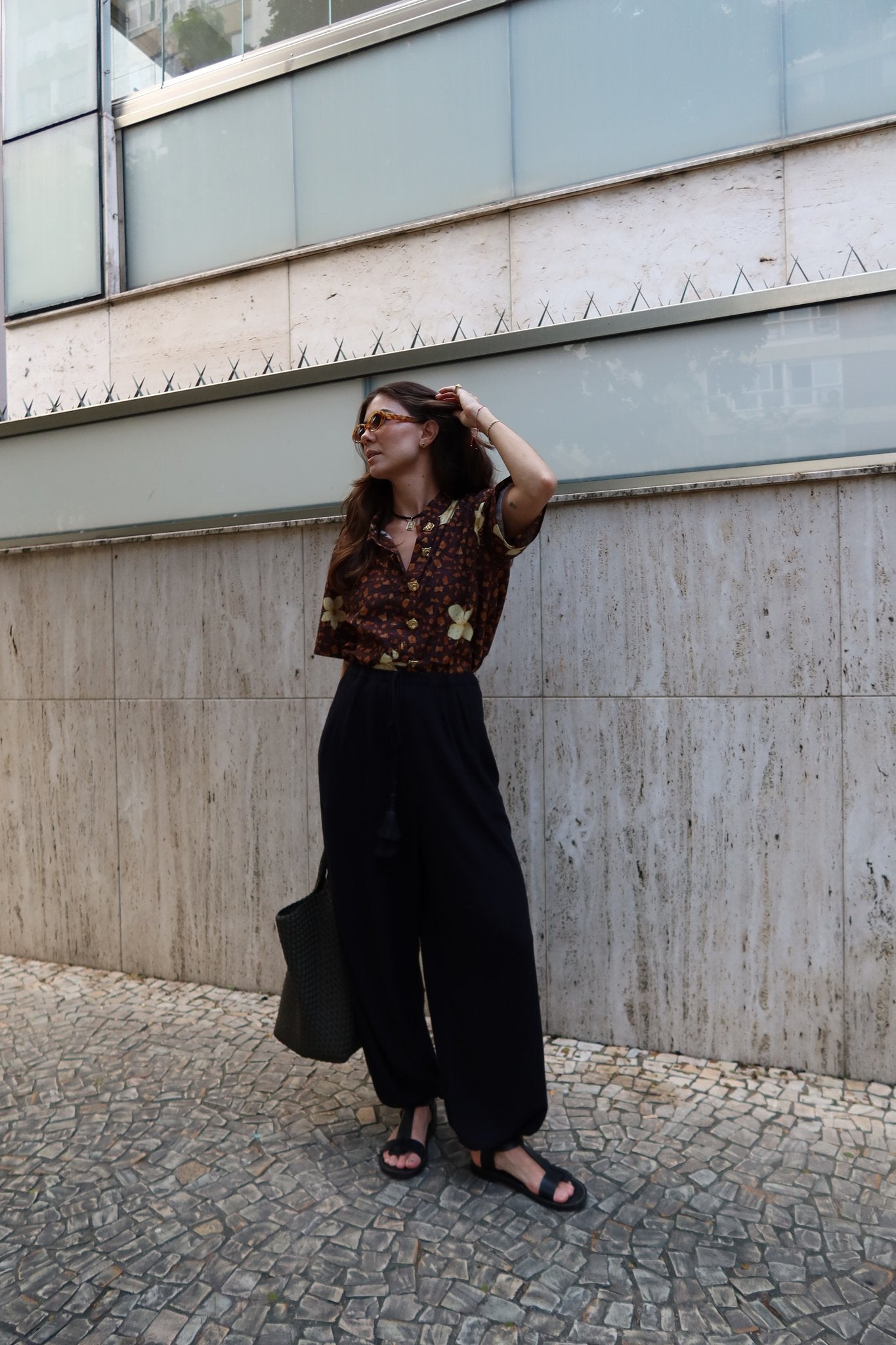 Camisa Gola Padre Onça Floral + Calça Aladim Preto