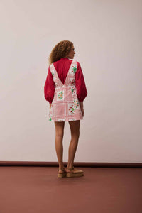 Blusa Pregas Punho Vermelho + Vestido Jardineira Curto Sapori