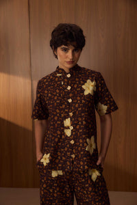 Camisa Gola Padre + Calça Pantalona Onça Floral