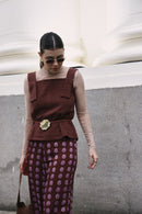 Blusa Alça Marrom + Calça Pala Babado Oliva + Cinto Art Déco