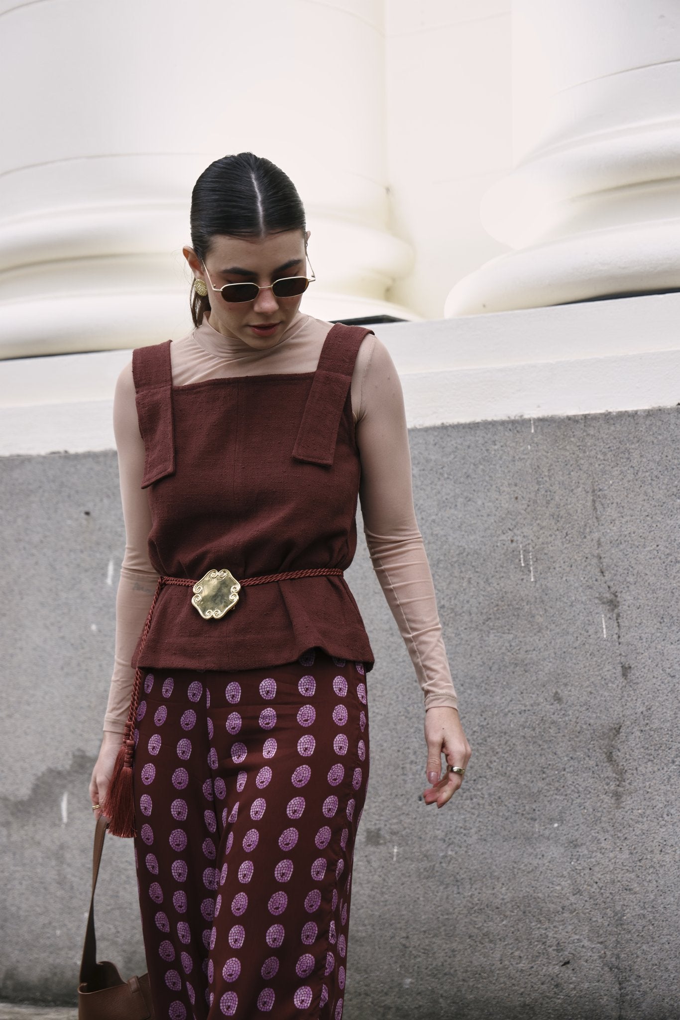 Blusa Alça Marrom + Calça Pala Babado Oliva + Cinto Art Déco